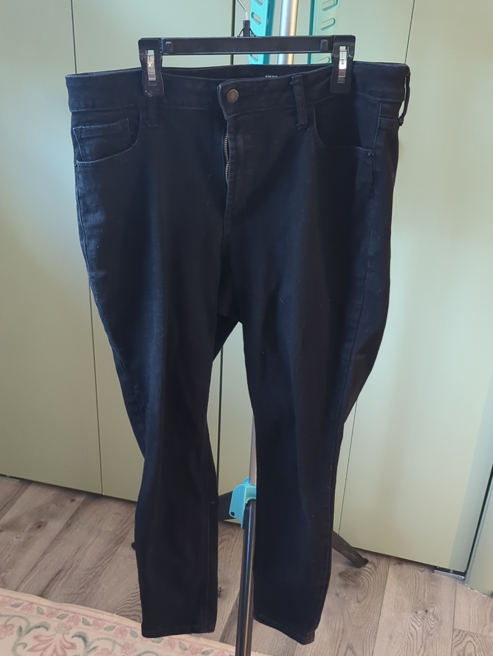 Old Navy Women's Skinny Jeans in Black